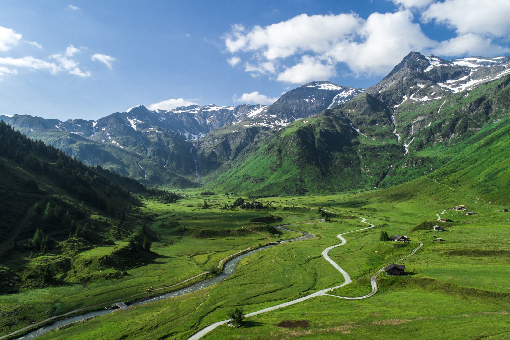 Alpine Natur rund um österreichische Chalets